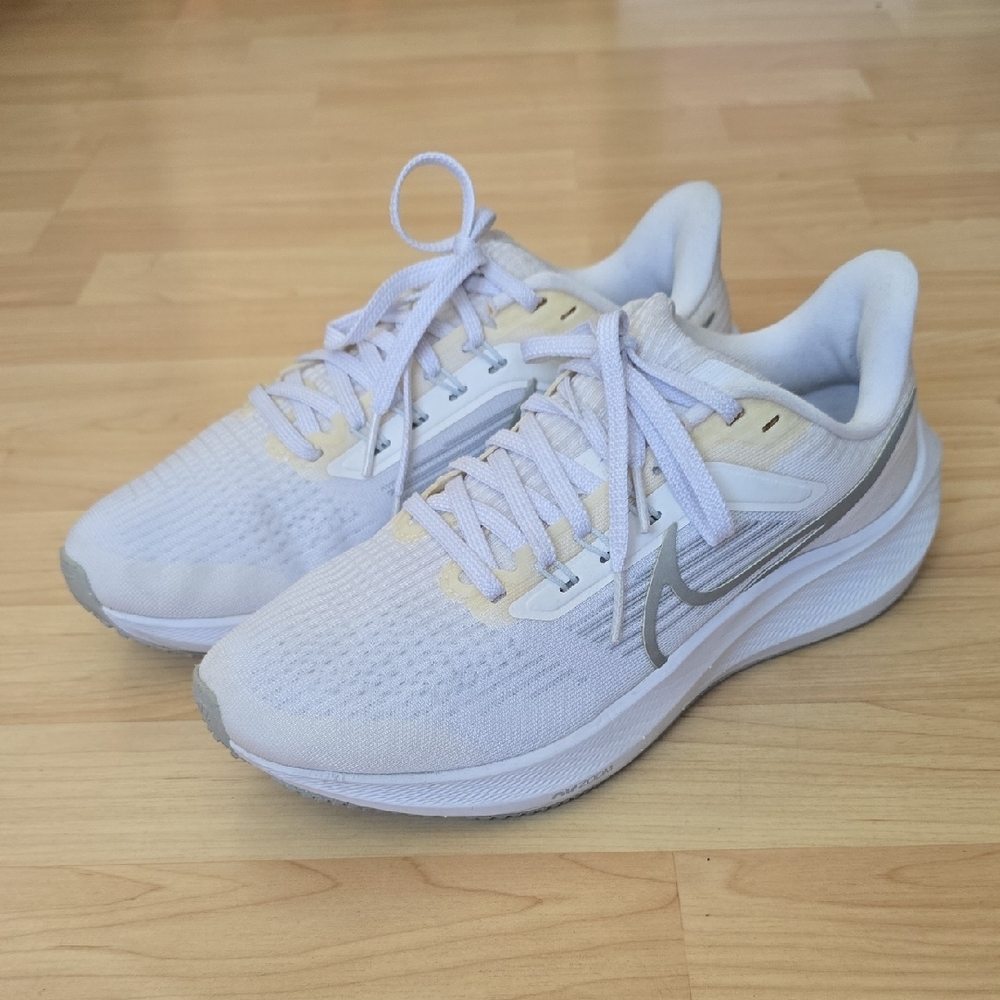 Nike Women's Air Zoom Pegasus 39 White Lightweight Sneaker Size 7